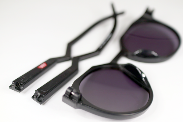 OAKLEY  樹脂丁番割れ　メタルパーツで修復再生
