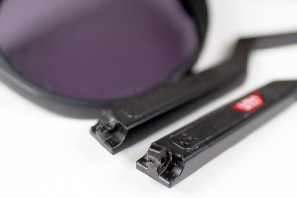 OAKLEY  樹脂丁番割れ　メタルパーツで修復再生