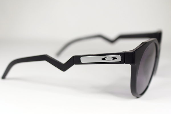 OAKLEY  樹脂丁番割れ　メタルパーツで修復再生