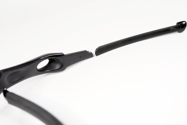 OAKLEY　樹脂テンプル折れ　修復再生
